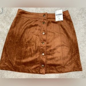 CUTE NEVER WORN TAGS ATTACHED SKIRT